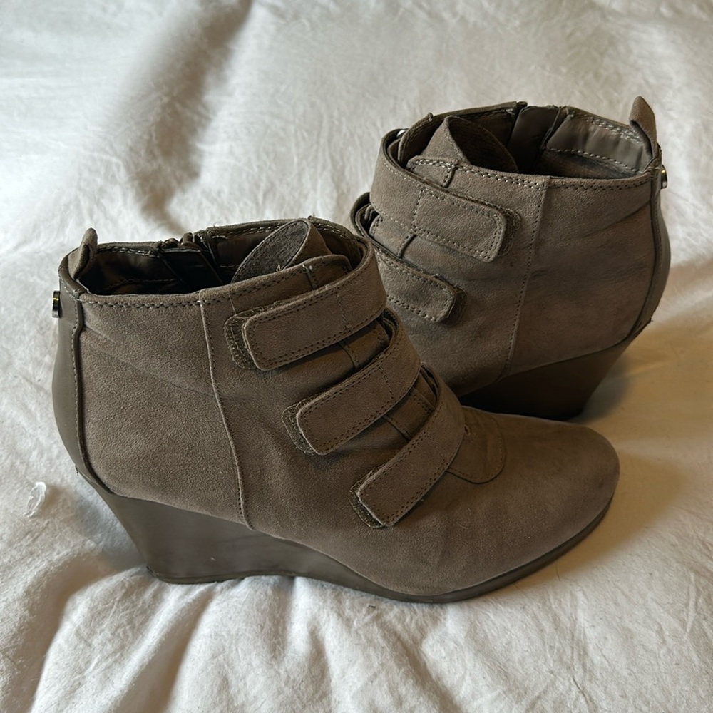 Dana Buchman wedge shoes